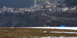Paralympiërs skiën in korte broeken en T-shirts, en sommigen vragen zich af: zouden deze Spelen niet eerder moeten plaatsvinden?