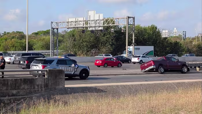 Politieagent van Castle Hills schiet en doodt gewapende persoon, zegt DPS