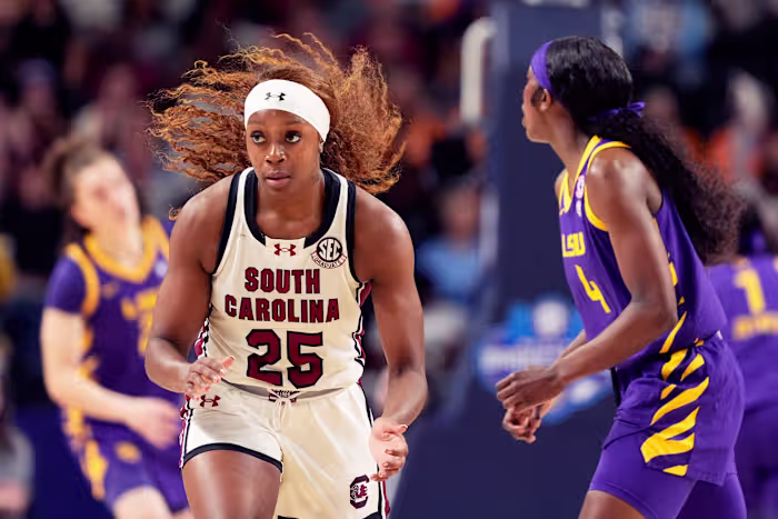 Raven Johnson's 22 punten tillen nr. 3 South Carolina voorbij nr. 6 LSU 83-77 in de halve finale van het SEC-toernooi