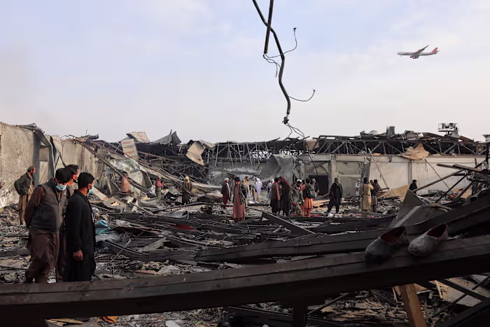 Reddingsploegen graven lichamen uit de ruïnes van een ziekenhuis in Kabul dat getroffen is door een luchtaanval waarvan Pakistan de schuld kreeg