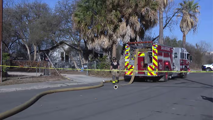 SAFD: Huisbrand aan de zuidkant begon na een huiselijk geschil en heeft mogelijk een aparte grasbrand veroorzaakt