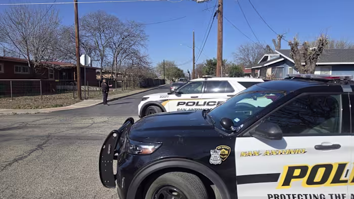 SAPD: 2 mensen gearresteerd na geweer, marihuana en andere wapens gevonden in gestolen voertuig aan West Side