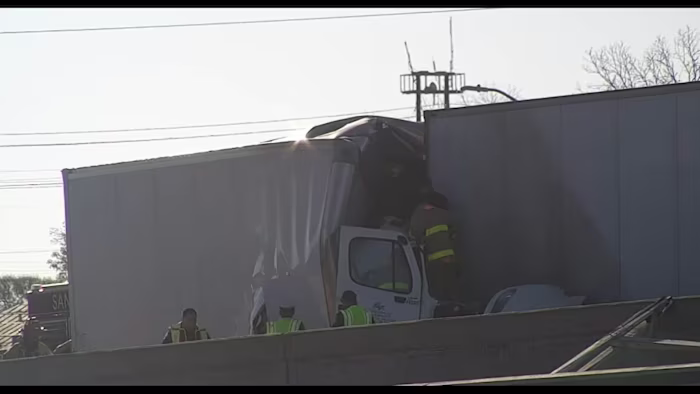 SAPD: 4 gewonden, 18-wieler vat vlam bij ongeval met meerdere voertuigen op I-35 nabij het centrum