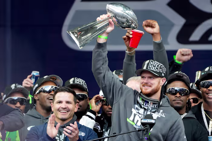 Seahawks genieten van ochtendbiertjes en prijzen 'beste team ter wereld' terwijl Seattle de Super Bowl-titel viert