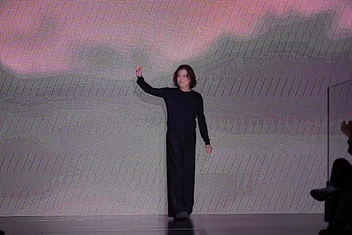 Silvana Armani eert een modedynastie met vloeiende, essentiële collecties tijdens de Milan Fashion Week