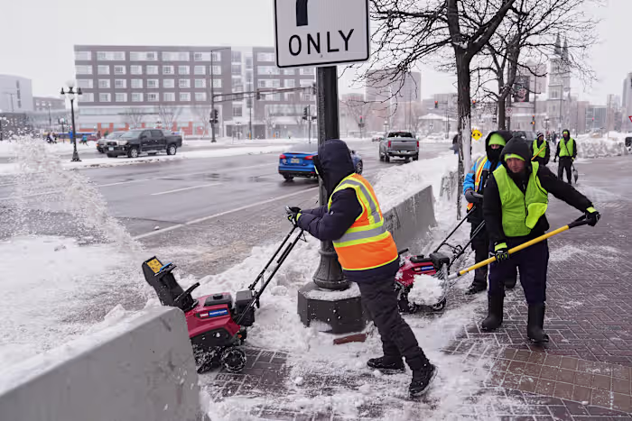 Sneeuw en wind teisteren delen van de VS, met de dreiging van onweersbuien en tornado's later op zondag