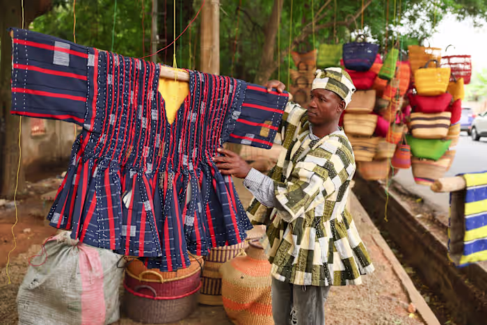 Steeds meer Ghanezen dragen een culturele outfit nadat hun president werd bespot