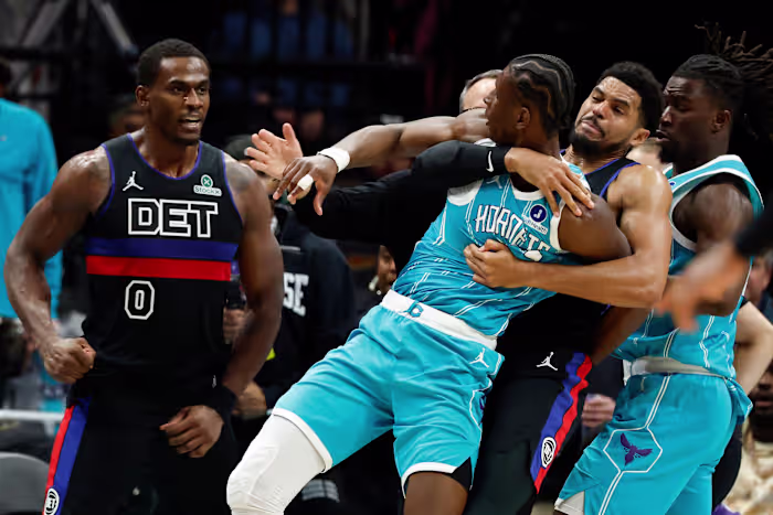 Stewart heeft zeven wedstrijden geschorst en drie andere spelers worden bestraft voor gevechten in het Pistons-Hornets-spel