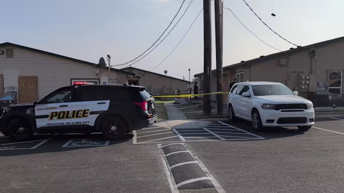 Verdachte ontvlucht het appartementencomplex Northeast Side nadat hij de man meerdere keren heeft neergeschoten, zegt SAPD