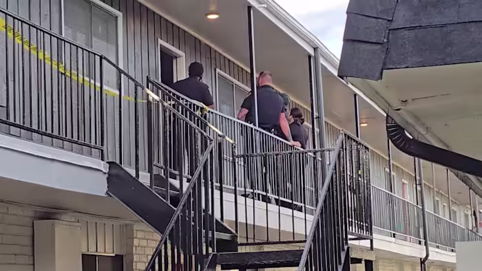 Verdwaalde kogel gevonden in kinderschoen na dodelijke schietpartij in appartementen aan Northeast Side, zegt buurman