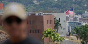 Voor de eerste keer sinds 2019 wordt de Amerikaanse vlag gehesen bij de Amerikaanse ambassade in Venezuela