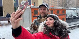 Voormalig reality-tv-ster Jessie Holmes herhaalt zich als kampioen van de slopende Iditarod-sledehondenrace