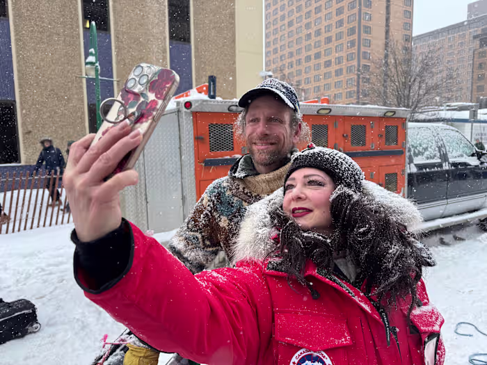 Voormalig reality-tv-ster Jessie Holmes herhaalt zich als kampioen van de slopende Iditarod-sledehondenrace