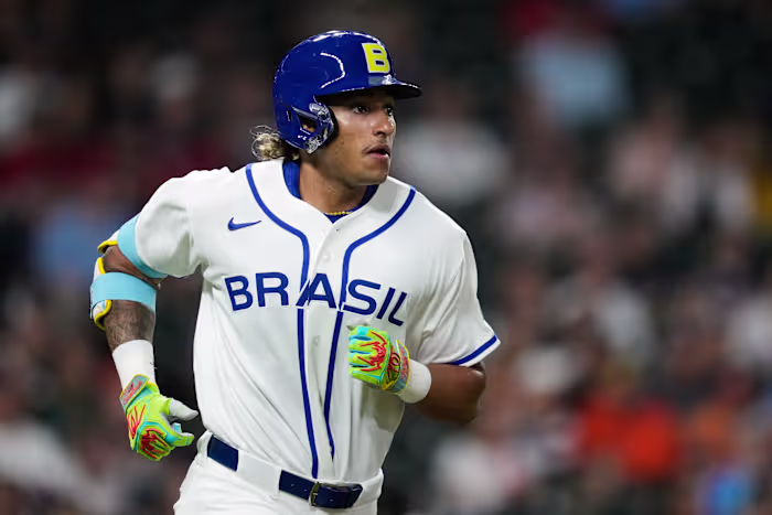 Zo vader, zo zoon: Lucas Ramirez slaat 2 homeruns voor Brazilië in WBC terwijl vader Manny Ramirez toekijkt