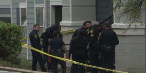 ‘Dat moet een pistool zijn’: vrouw vertelt dat ze schoten hoorde waarbij één persoon om het leven kwam en één gewond raakte in appartementen aan de West Side