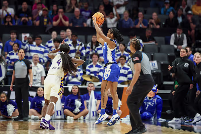 Ashlon Jackson's zoemer-kloppende 3 stuurt Duke voorbij LSU 87-85 in de Sweet 16