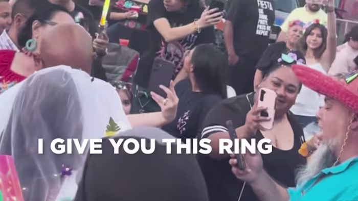 BEKIJK: Koppel stapt in het huwelijksbootje tijdens de Fiesta Flambeau Parade in het centrum van San Antonio