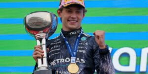 De 19-jarige Kimi Antonelli van Mercedes wint de Japanse GP voor de tweede overwinning op rij