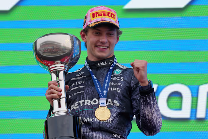 De 19-jarige Kimi Antonelli van Mercedes wint de Japanse GP voor de tweede overwinning op rij