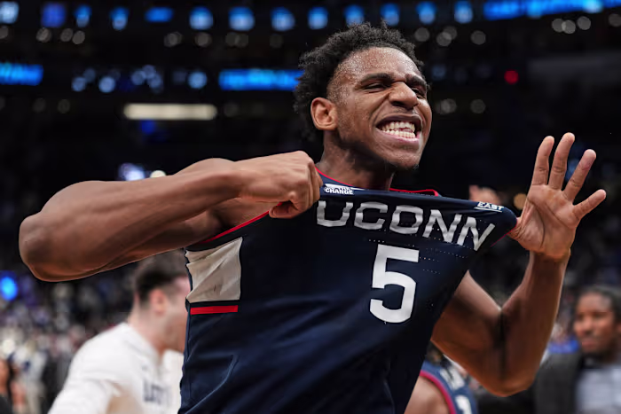 De Final Four speelt zich af als UConn Duke verbijstert om zich bij Illinois, Arizona en Michigan aan te sluiten