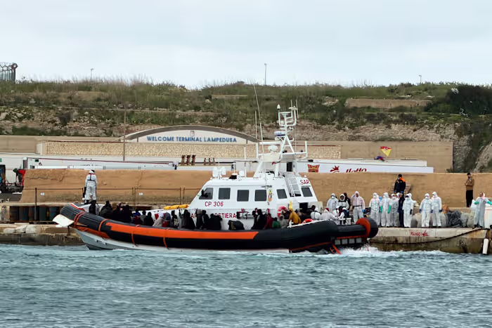 De Italiaanse kustwacht vindt 19 dode migranten en redt 58 uit een rubberboot voor de kust van Lampedusa