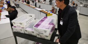 De Postal Service Union lanceert een advertentiecampagne om het stemmen per post te promoten, terwijl Trump de methode aanvalt