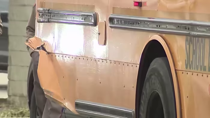 De achtervolging eindigt nadat de verdachte in de East Central ISD-bus crasht. DPS arresteert hem op de parkeerplaats van Walmart