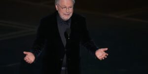 De ogen van Billy Crystal keren terug naar Broadway in een eenmansshow over het huis dat hij verloor door de bosbranden in LA