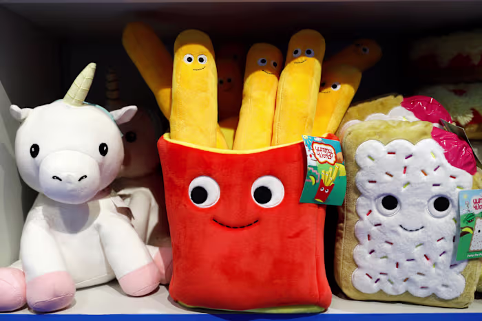 De oorlog in Iran zou de kosten voor van aardolie afgeleide producten zoals kleding en kleurpotloden kunnen opdrijven