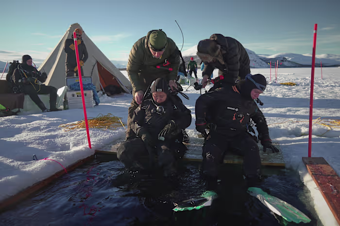 De zee onder het Arctische en Antarctische ijs herbergt veel geheimen. Deze wetenschappers duiken diep om erachter te komen