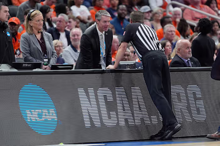 De zoemer klinkt ongeveer zeven minuten non-stop, wat vertraging veroorzaakt in het Iowa-Illinois March Madness-spel