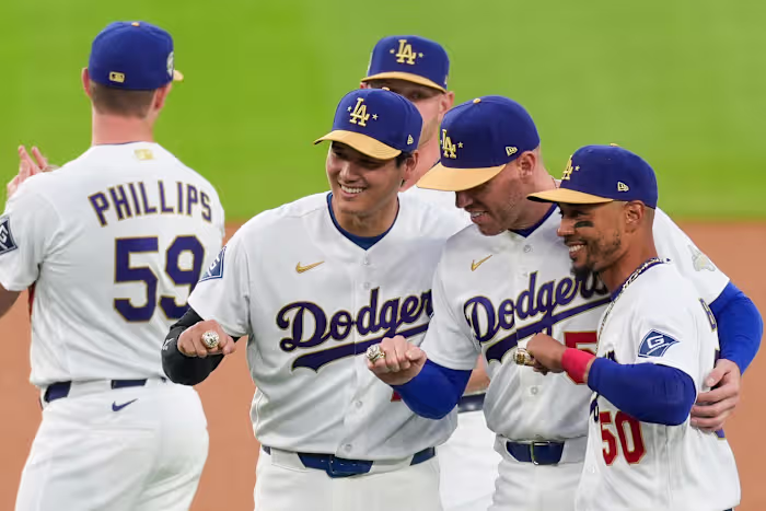 Doe er een ring omheen: Dodgers ontvangen glinsterende World Series-sieraden om opeenvolgende titels te markeren