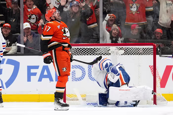 Ducks vernietigen Oilers met 7-4 in Game 3 in Anaheims eerste thuiswedstrijd in 8 jaar