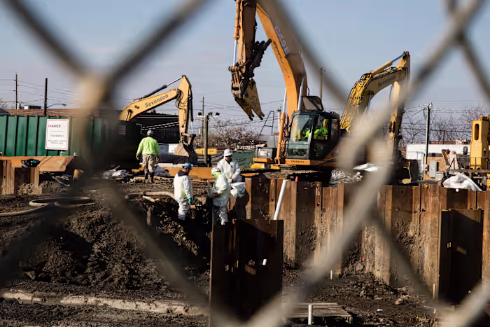 EPA-waakhond constateert dat de meest vervuilde locaties van het land kwetsbaar zijn voor overstromingen en bosbranden