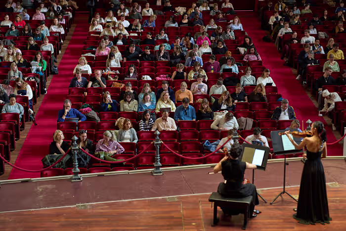 Een rustgevende studiesessie: studenten proppen zich in het Amsterdamse Concertgebouw terwijl muzikanten spelen
