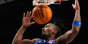 Eerstejaarsstudenten Darryn Peterson uit Kansas en Cameron Boozer bij Duke verklaren zich kandidaat voor de NBA-draft