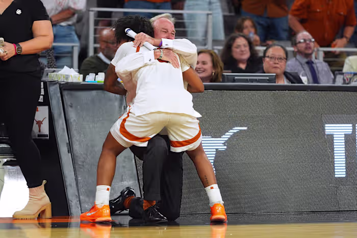 Eyes of Texas opnieuw op Final Four dames nadat Longhorns Michigan versloeg in de regionale finale