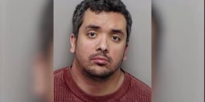 ‘Het is verbluffend’: man, 31, beschuldigd van het knoeien met het dode lichaam van zijn vader, zegt SAPD