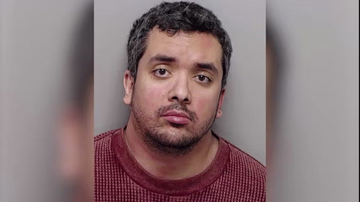 'Het is verbluffend': man, 31, beschuldigd van het knoeien met het dode lichaam van zijn vader, zegt SAPD