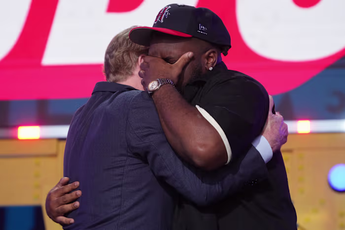 Het lange wachten van Kayden McDonald in de groene kamer van de NFL eindigt met tranen en een nieuwe baan in Houston