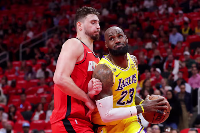 James maakt gelijkspel 3 terwijl Lakers laat terugstormen, winnen in OT en een 3-0 voorsprong nemen op de Rockets