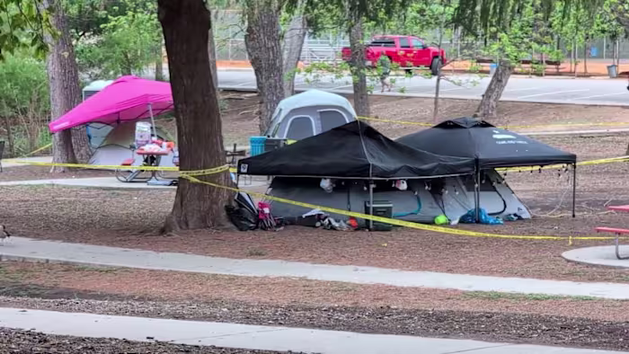 Kampeerders houden de paastraditie levend in Brackenridge Park, ondanks koud, regenachtig weer