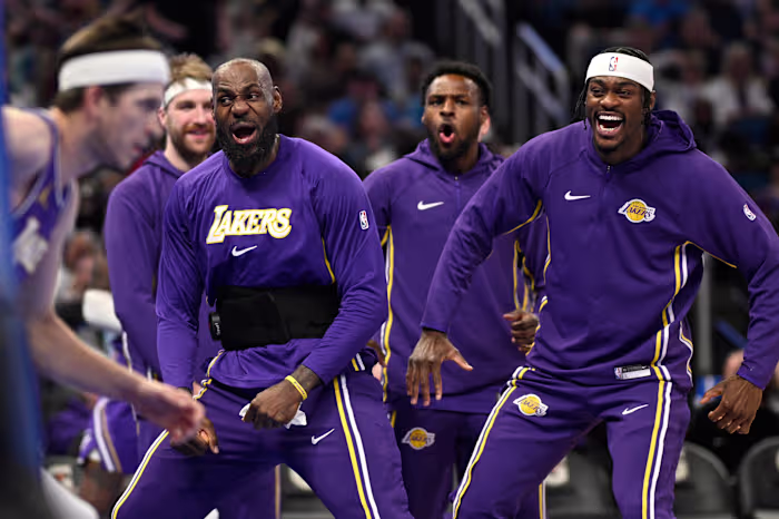 LeBron passeert naar Bronny voor een driepunter en de eerste vader-zoon assist van de NBA, aldus de competitie