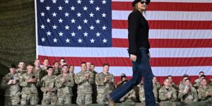 Legeronderzoek nadat helikopters langs het zwembad van Kid Rock zweefden terwijl hij salueerde