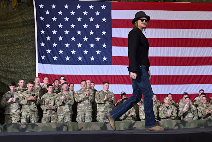 Legeronderzoek nadat helikopters langs het zwembad van Kid Rock zweefden terwijl hij salueerde