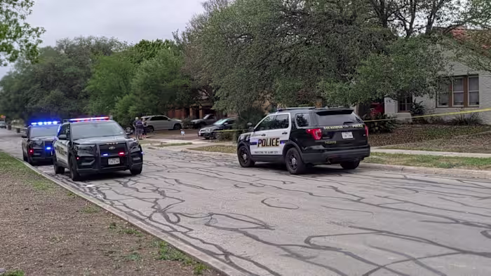 Man aangehouden, vrouw ernstig gewond bij steekpartij in North Side, zegt SAPD