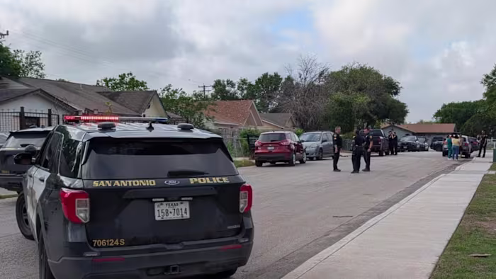 Man gewond; Verdachte ontvlucht de plaats van vermoedelijke schietpartij op de weg aan de Southwest Side, zegt de politie