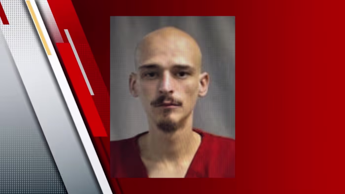 Man uit San Antonio gearresteerd omdat hij probeerde drugs in het detentiecentrum van Karnes County te gooien, zegt KCSO