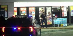 Medewerker van een tankstation steekt tiener neer uit ‘zelfverdediging’ nadat geschil over bier escaleert, zegt SAPD