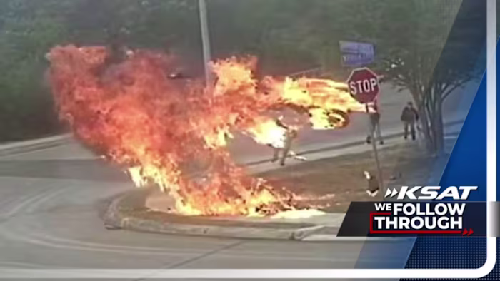 Motorongeluk eindigt in vlammen nabij kinderen; Inwoners van de verre West Side dringen aan op verkeersdrempels